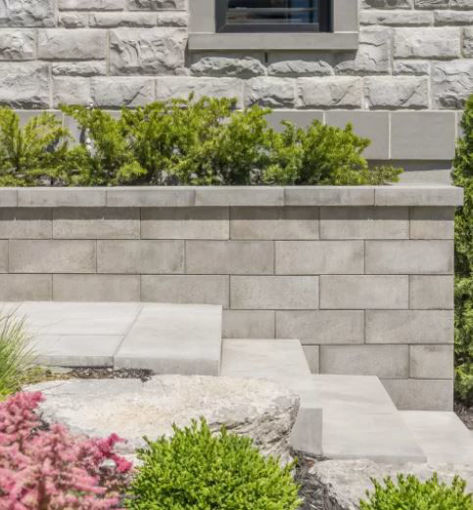 Smooth-finish Oaks Ortana wall with integrated steps at a front entry